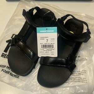 BRAND NEW Reef sandals